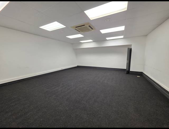 8,300M² WAREHOUSE TO LET IN ROBERTSHAM